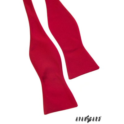 Papion self-tie roșu care leagă mătase