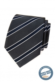 Cravată de mătase gri cu dungă albastră într-o cutie cadou