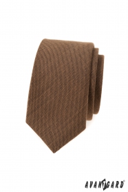 Cravată strânsă maro scorțișoară