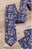 Cravată îngustă albastru închis cu flori roz - latime 5 cm