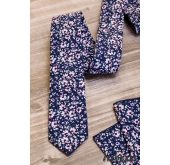 Cravată îngustă albastră cu flori roz - latime 5 cm